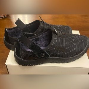 Slip on fashion sport shoes wide fit size 8 wide. Could be used as house shoes.